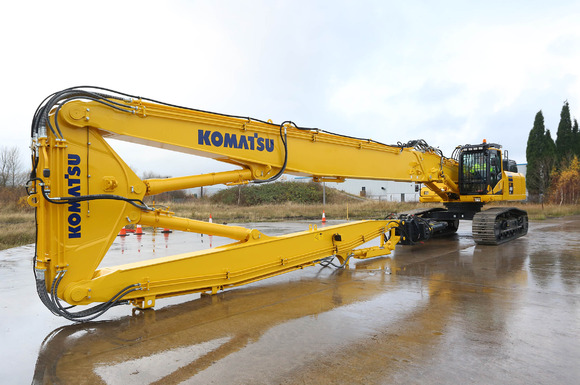 Komatsu представя новия багер разрушител PC490LC-10 с дълга стрела 