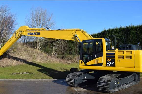 Ново: Komatsu PC210LC-10 със супер дълга стрела