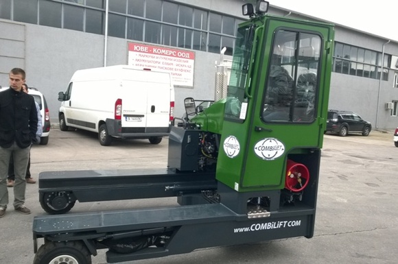 Мултифункционален товарач Combilift и стелажи Standard за ЙАФ БЪЛГАРИЯ ЕООД