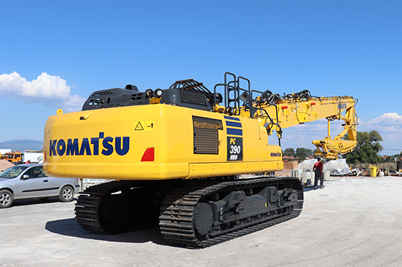 Евромаркет Кънстракшън достави багер-разрушител Komatsu PC390HRD-11